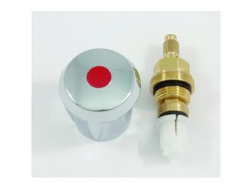 Chromfarbenes Oberteil für eine Armatur, bestehend aus einem Griff mit rotem Punkt und einem Verbindungselement, hergestellt von Ideal Standard.